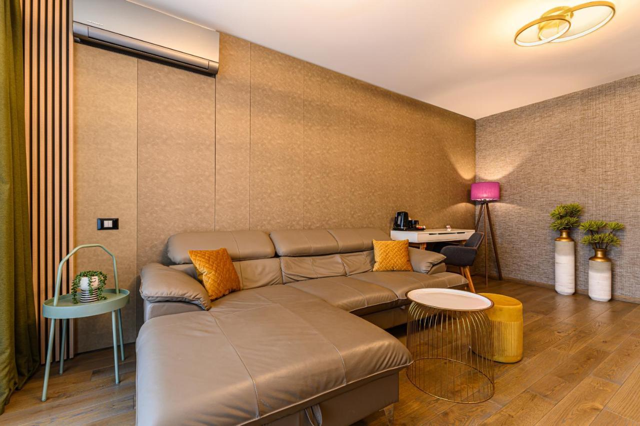 Promenada Studios Braşov Buitenkant foto