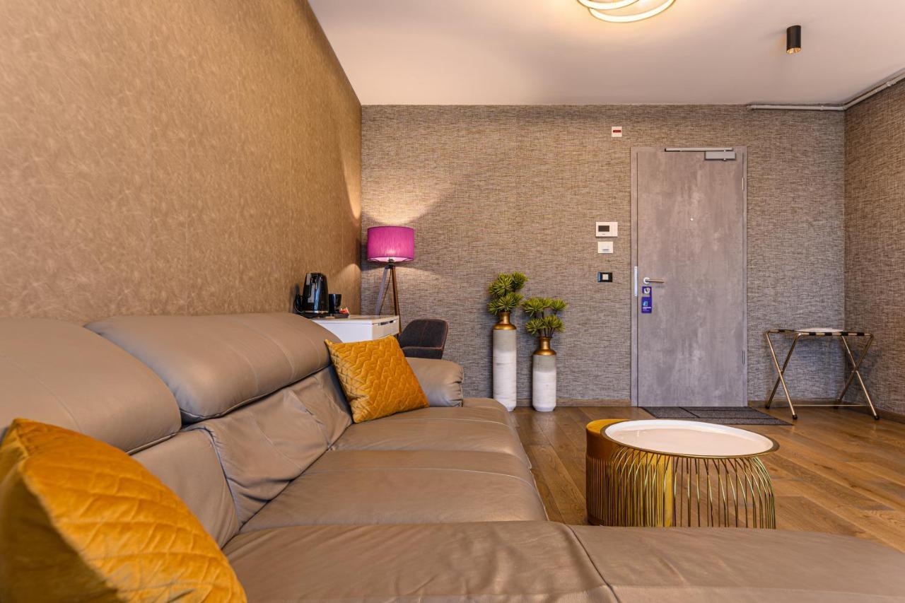 Promenada Studios Braşov Buitenkant foto